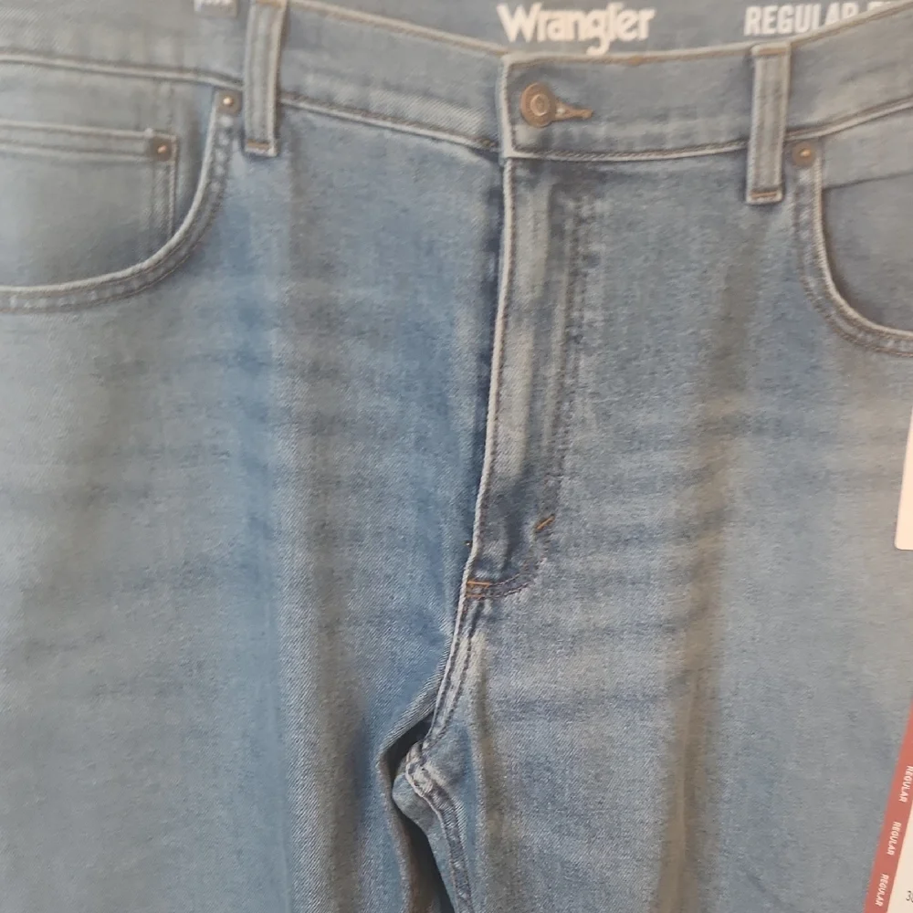 Wrangler Men's Light Washed  Blue Straight Leg Regular Fit Jeans Size 38x29
